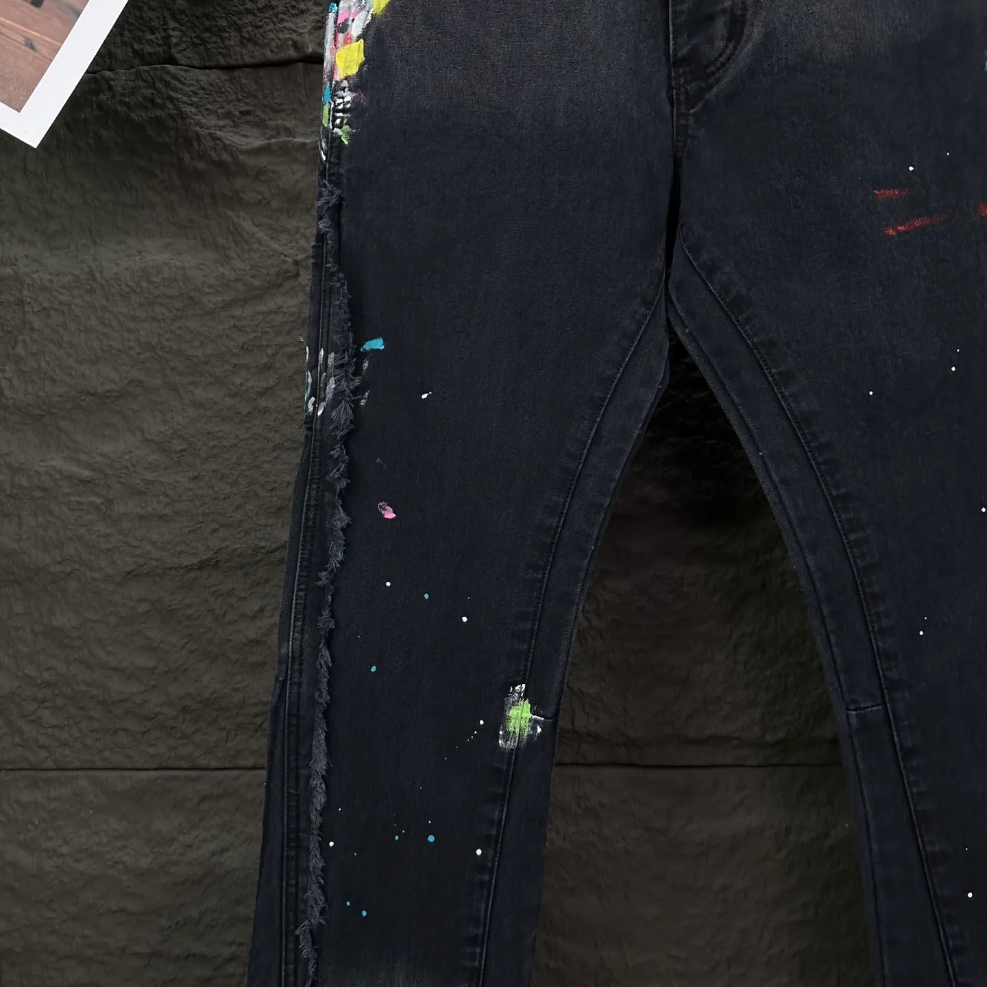 P250 GALLERY DEPT. & Croixin co-branded 2025 new splash-ink hand-painted splicing multi-pocket couple style loose washed micro-flared jeans 🔥High version🔥High version🔥 Top ceiling quality Styles with different washed textures are very friendly to people with thin legs and thick legs. The micro-flared version is very flattering. Moderate length that never goes out of style, easy to match with casually, basic styling for various styles, a must-have in the wardrobe! The fabric is stiff but also makes the upper body soft without losing texture. The washing process is even more perfect. It is a must-have item for everyone! ! ! Washed wheat, hang tag, pants label, three complete labels, color: black, size: 28, 30, 32, 34, 36 (five sizes)